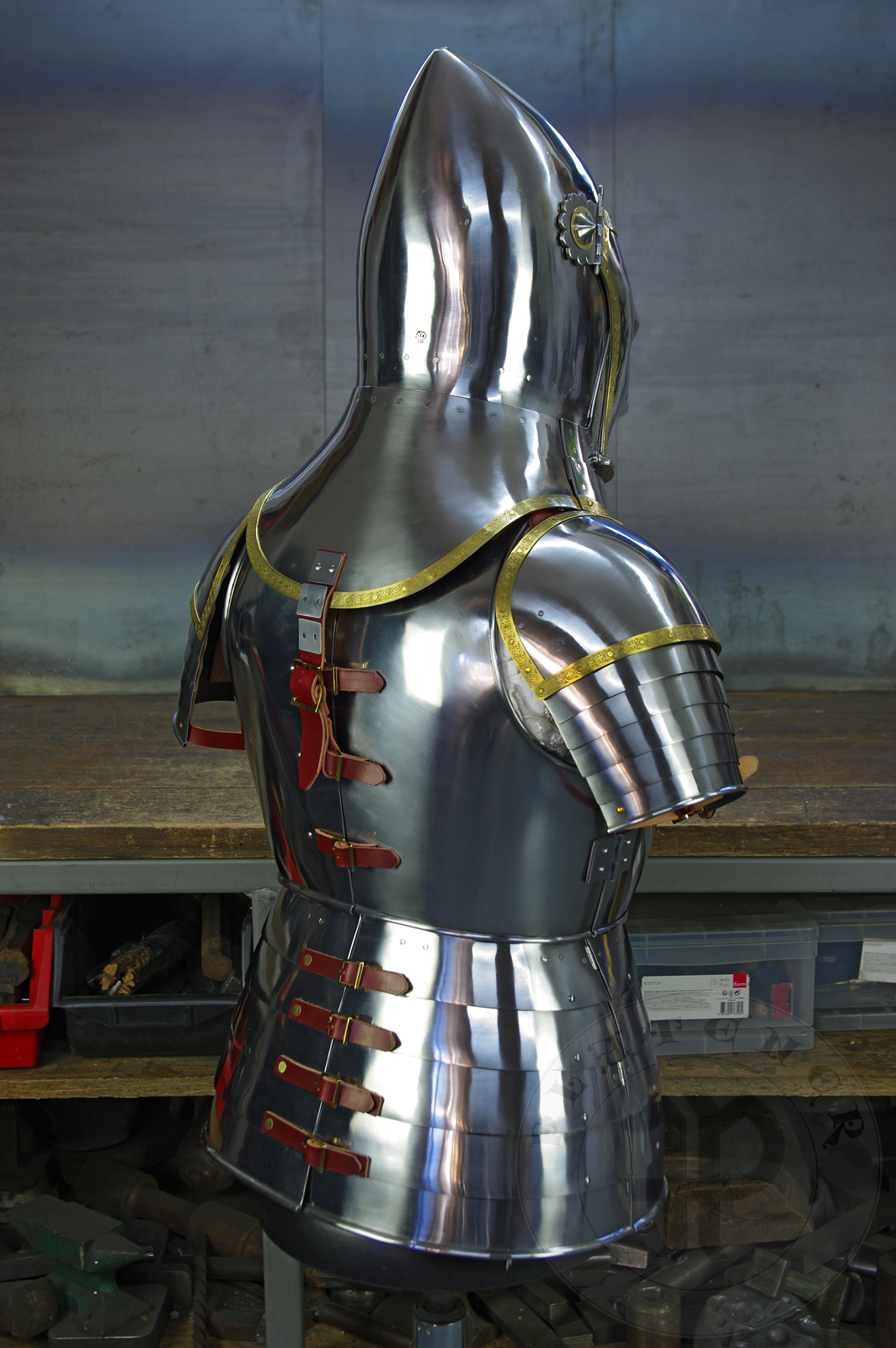 Part of armour inspired by depicts from Altar of St George of the Valencian school, circa 1410./Cz zbroi inspirowanej przedstawieniami z otarza w. Jerzego z warsztatu z Walencji, okoo 1410 rok.